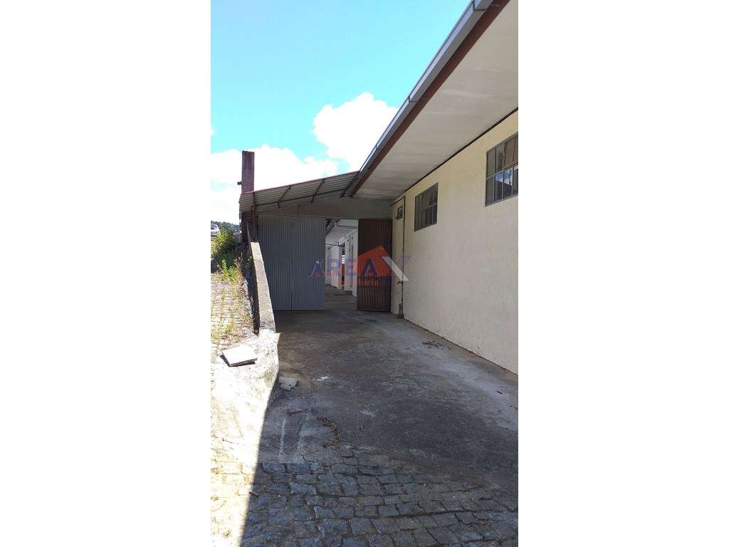 Armazém a 2km do centro da cidade. Próximo do acesso ao IC2. - Grande imagem: 3/10