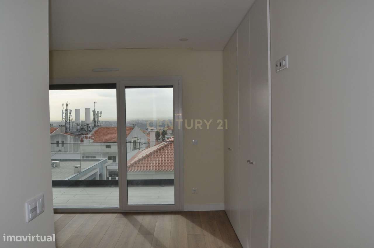 Moradia T4+1 Contemporânea com Piscina-19