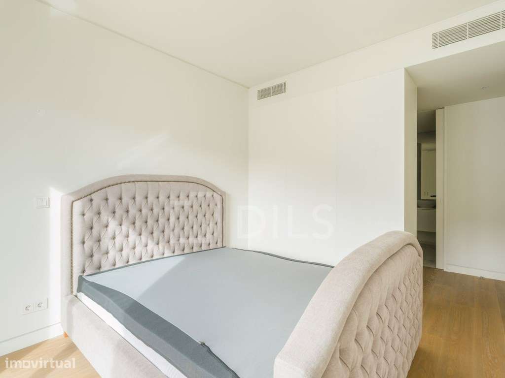 Penthouse T3 com varanda ampla e garagem privada, em Lisboa-24