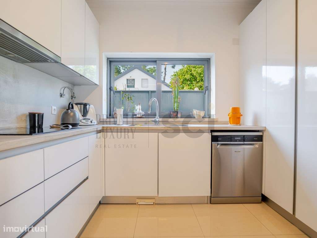 Moradia T4 na Aroeira, contemporânea com piscina e cave-15