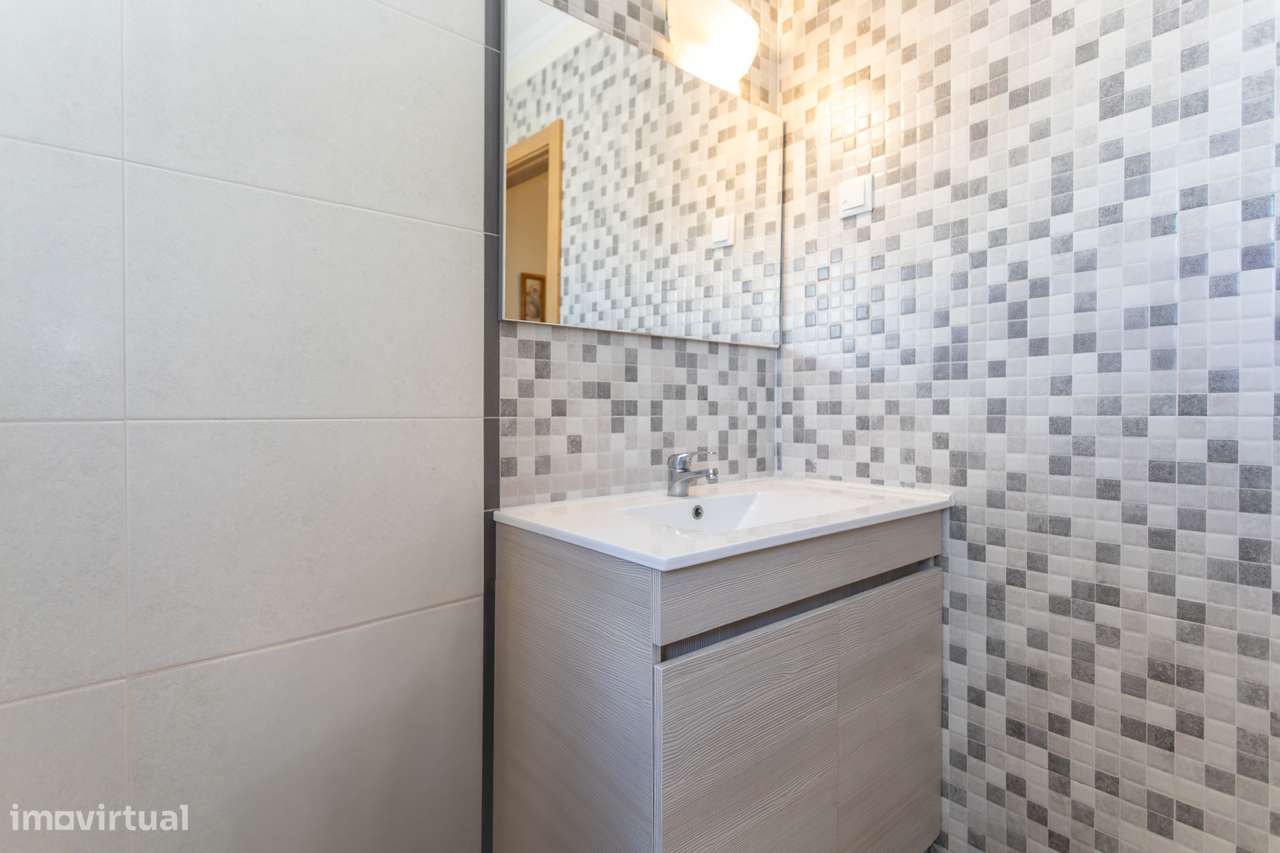 Andar de moradia T3 com terraço e cave muito espaçosa-13