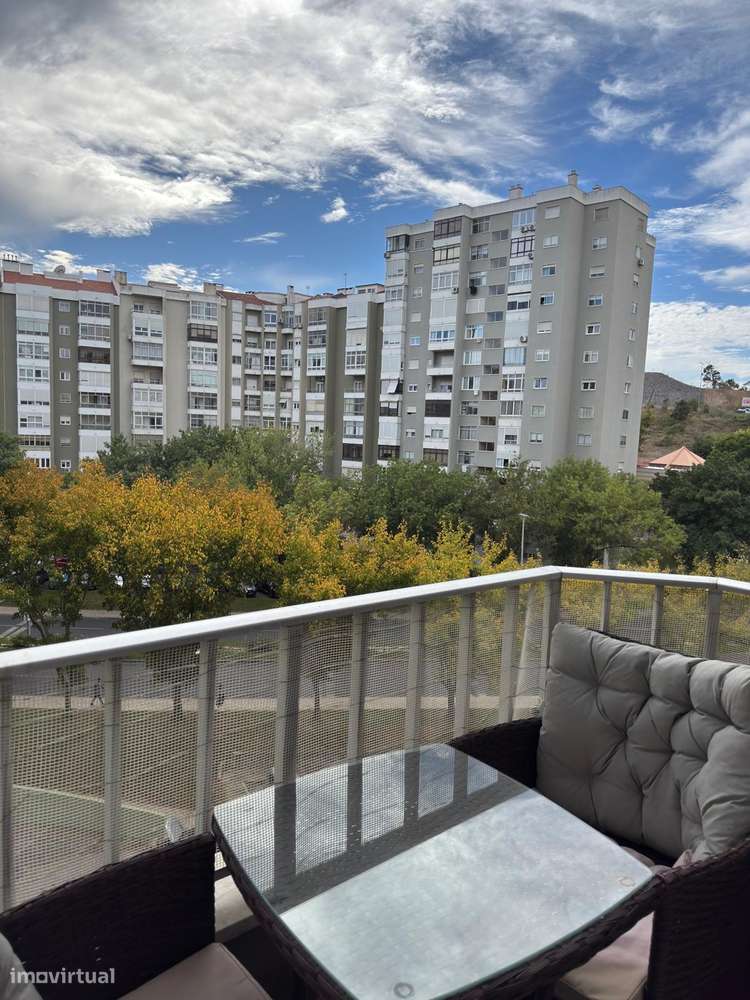 T1 + 1 com varanda,  e ar condicionado em Amadora-9