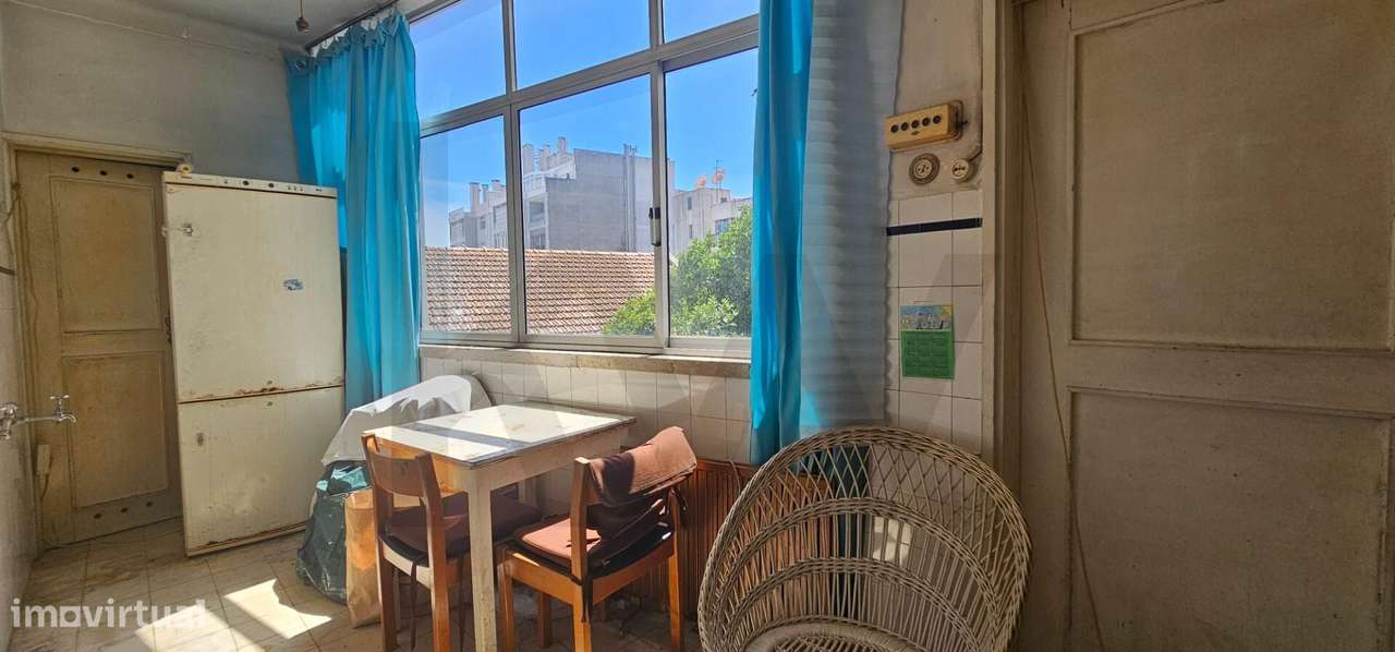 Apartamento com 5 divisões, 118m2 de área em prédio dos anos 50 com el - Grande imagem: 5/33