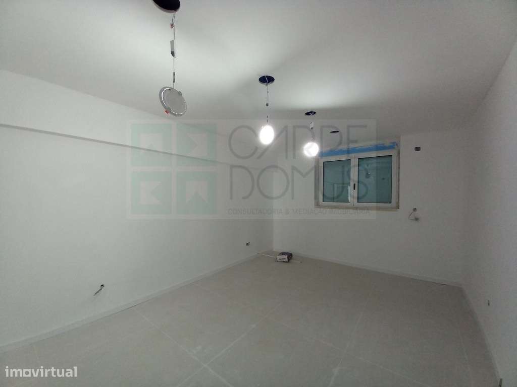 Apartamento T4 em remodelação no Forte da Casa - Grande imagem: 4/36