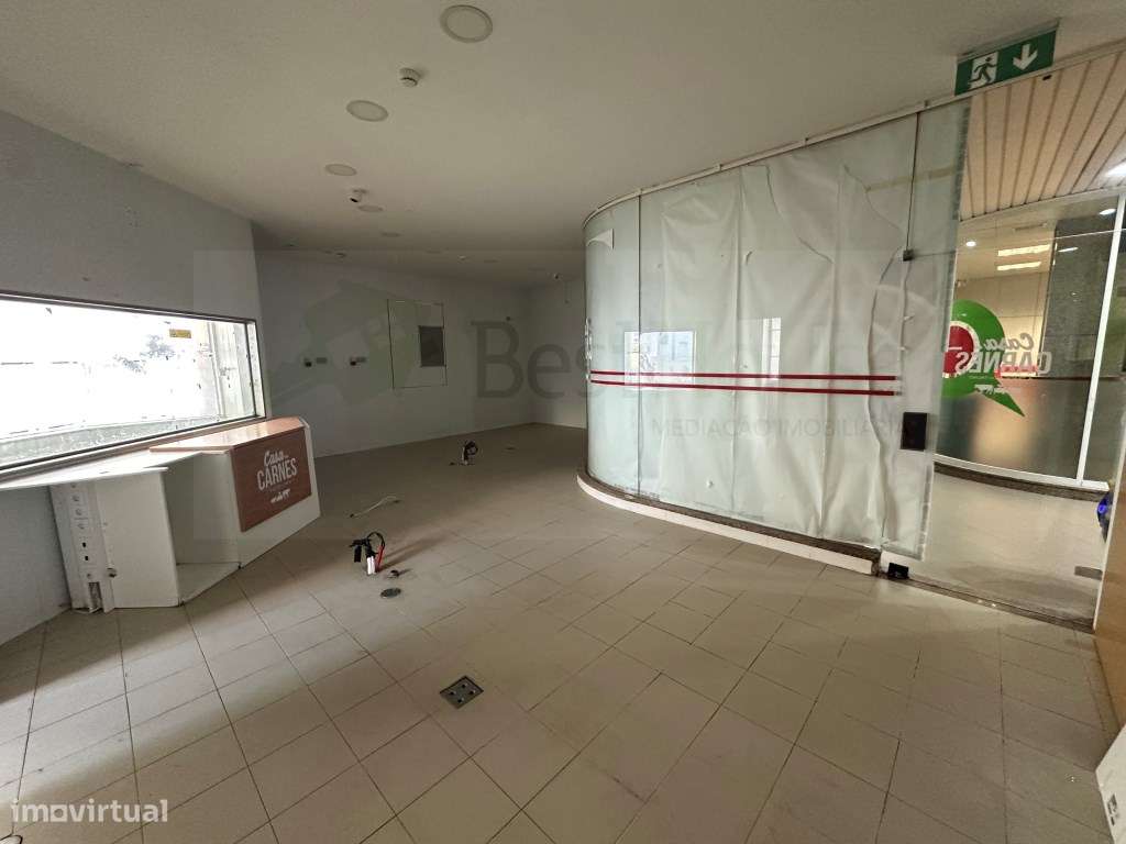 Vende-se Loja no Shopping Center de Massamá-5