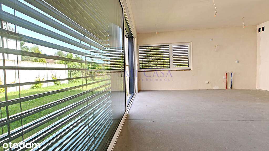 Funkcjonalny dom z dodatkowym pokojem na parterze-11