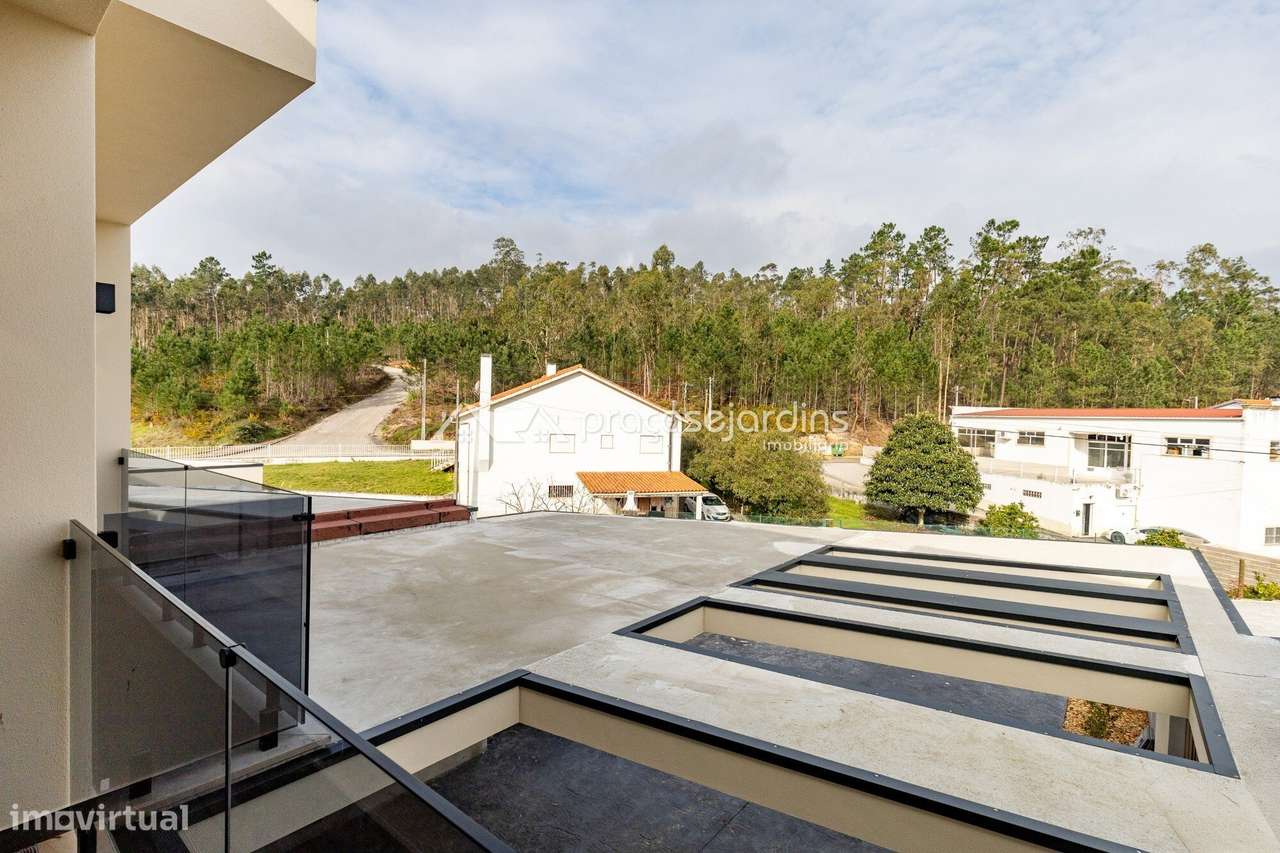 Moradia T3 de Arquitetura Moderna com Jardim e Garagem-18