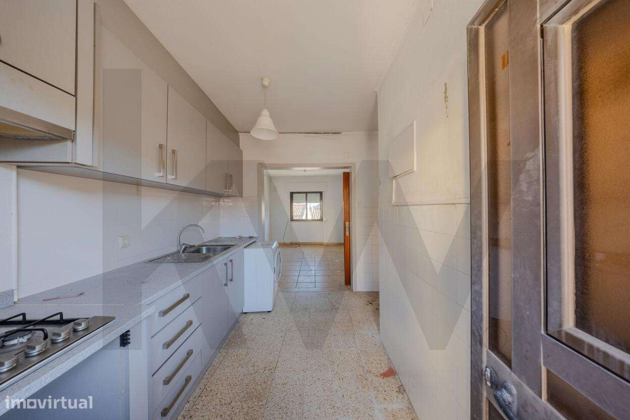 Moradia Bi-Familiar + 2 Anexos Habitáveis na Sobreda Caparica-2