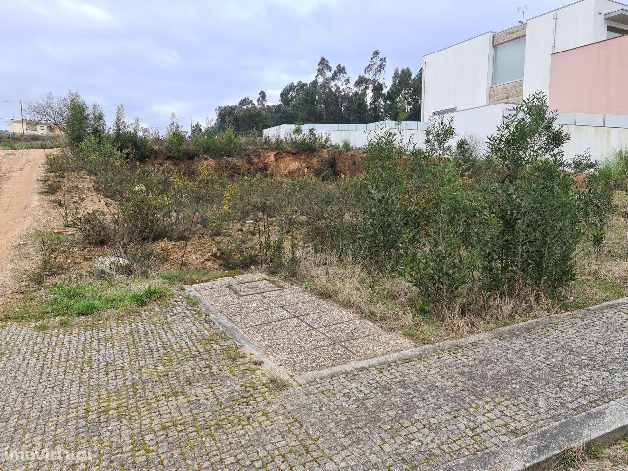 Fantástico Terreno Urbano com Possibilidade de Moradia Geminada