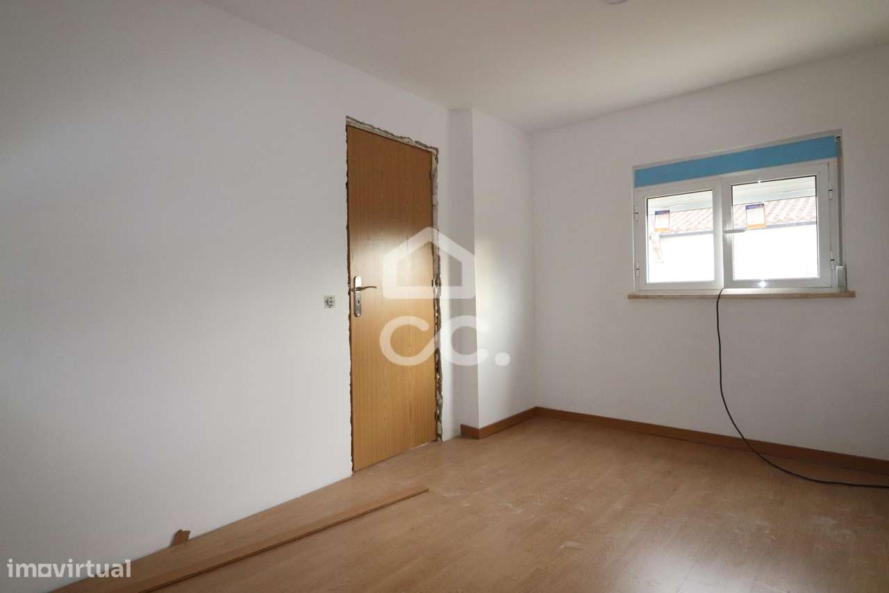 Moradia convertida em dois apartamentos T2 com  entradas independentes - Grande imagem: 5/15