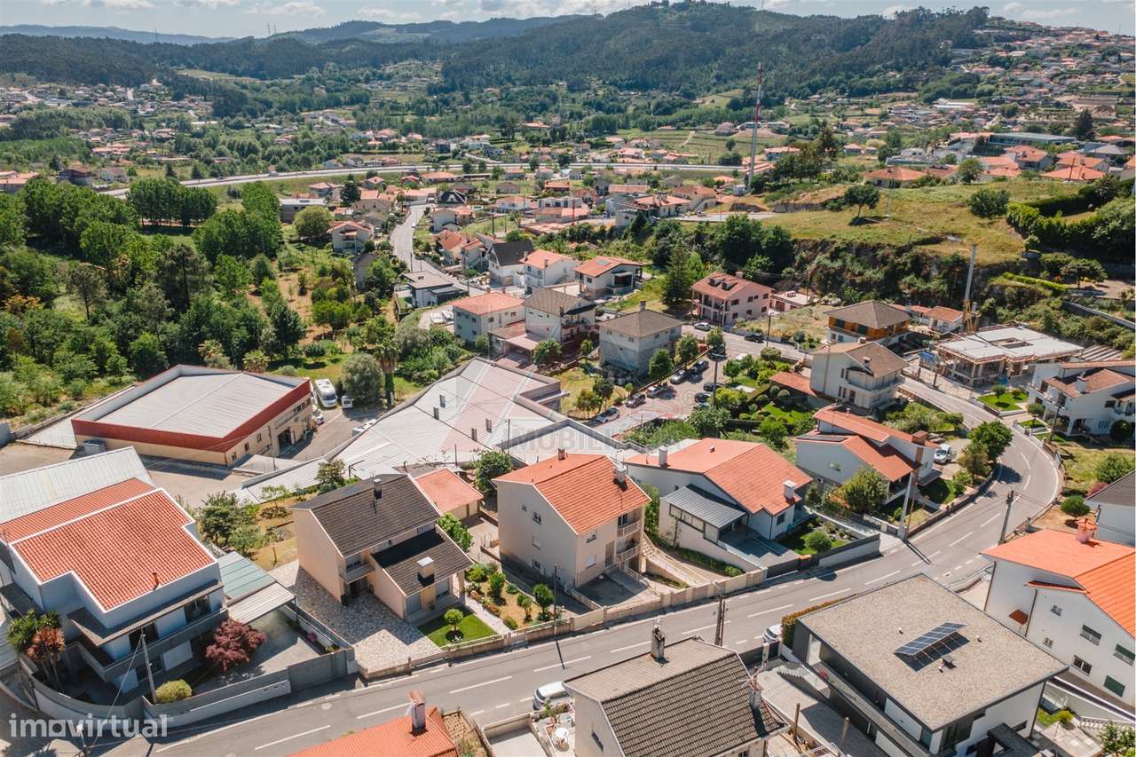 Moradia Espaçosa com 3 Habitações Independentes, Garagens e Terreno –-49