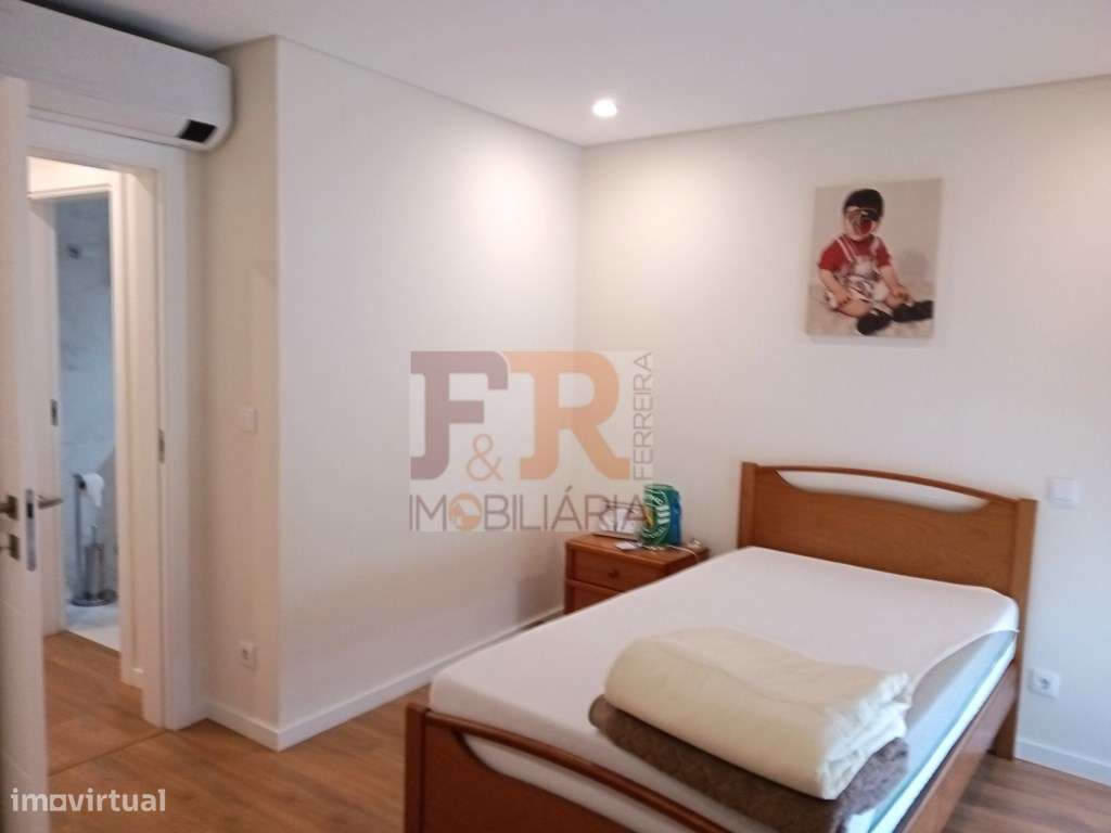 Excelente !!Apartamento T2 Semi- Novo com Varanda e Garagem-12