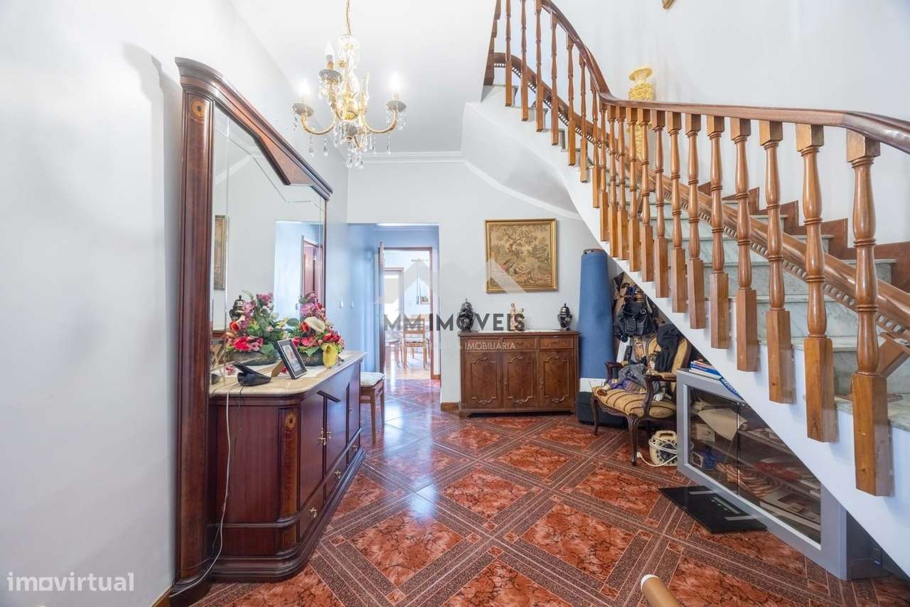 Moradia T5 | 3 Frentes | Terraço | Box | Jardim | Excelentes Áreas - Grande imagem: 4/47