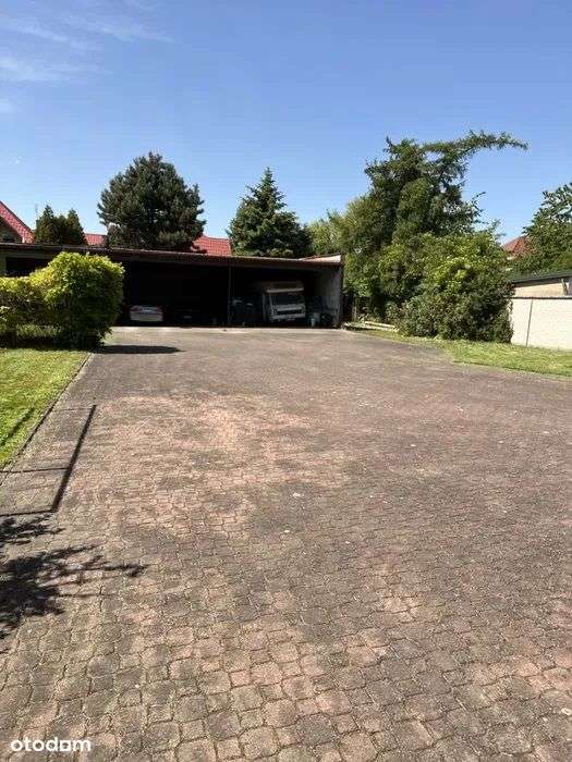 Plac utwardzony z dużą wiatą