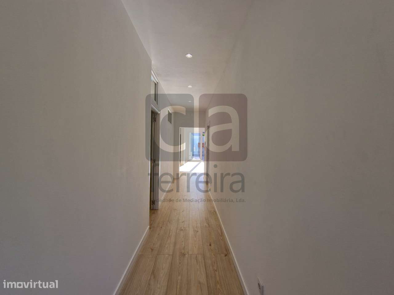 Moradia Todo renovada com pequeno  quintal e terraço - Grande imagem: 5/38