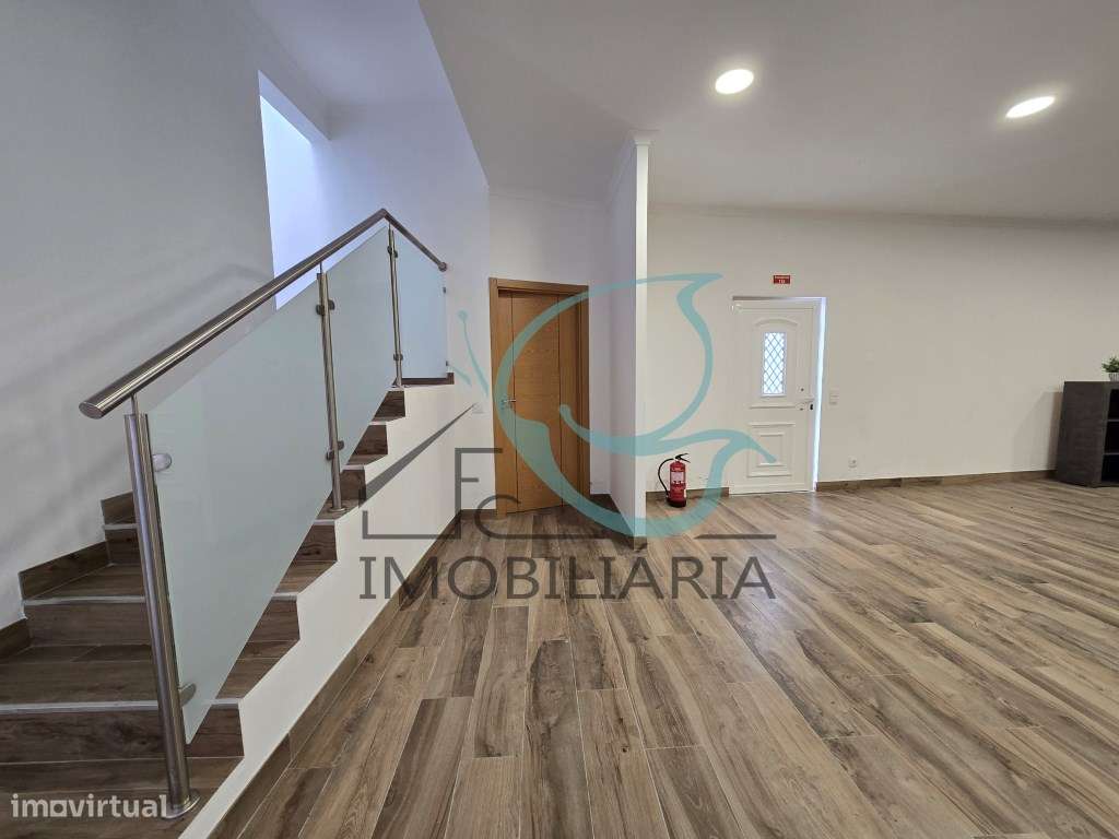 EXCLUSIVO - Excelente moradia de 2 pisos, com licença AL-39