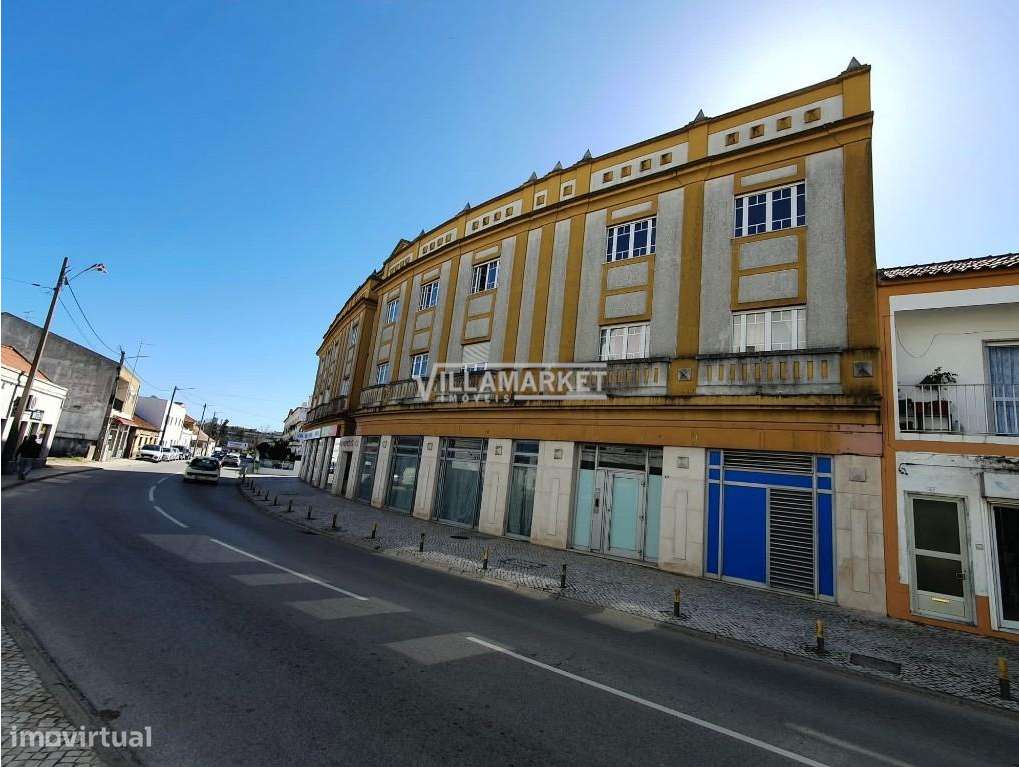 Loja da banca com 221 m2 situada na EN 118 em pleno Centro de Samora C-2