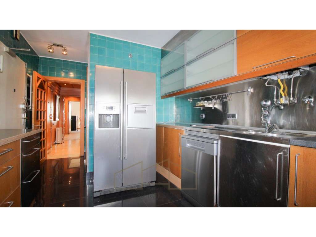 Apartamento T4 nas Torres das Amoreiras-16