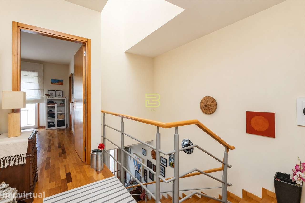 Espaçosa Moradia T3+1 com Jardim, Escritório e Garagem|2 min. Rotunda-7