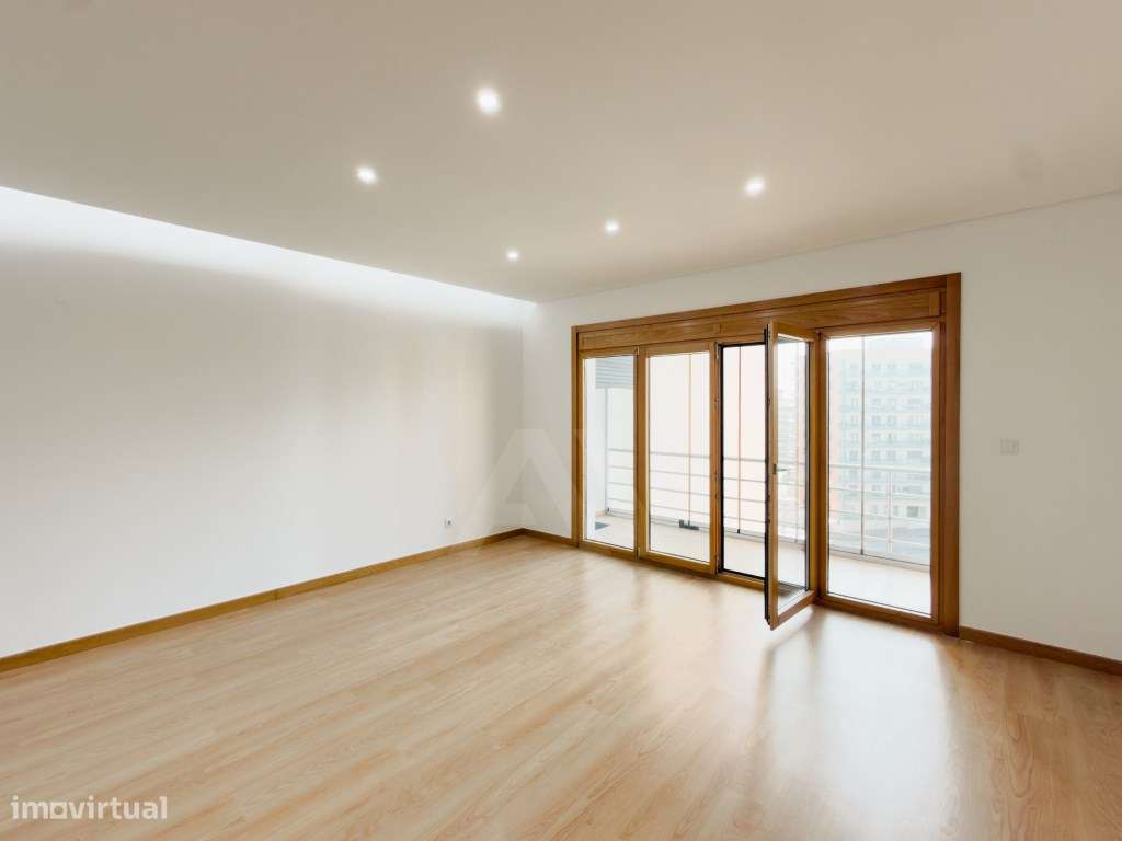 Apartamento T3 Nas Colinas Do Cruzeiro Com Garagem