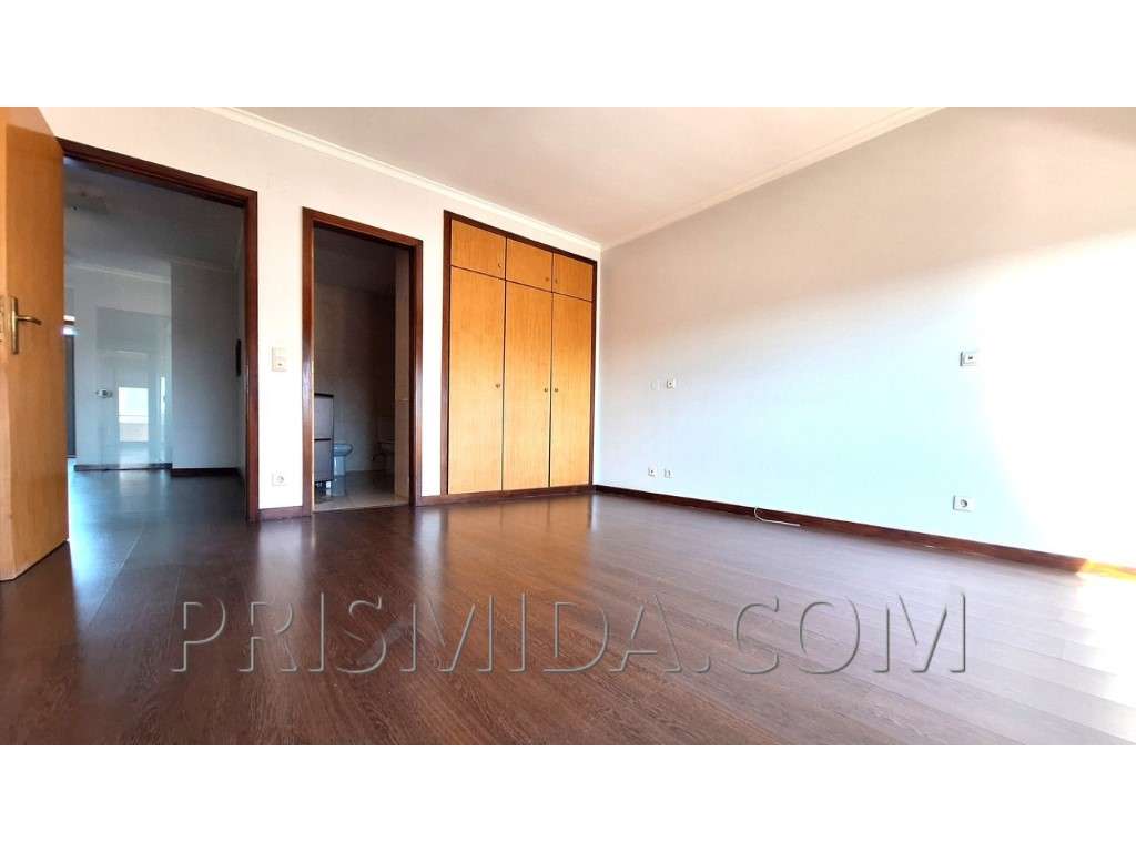 Duplex T4+office Renovado | Bi-Familiar | Terraço c/Churrasqueira-22