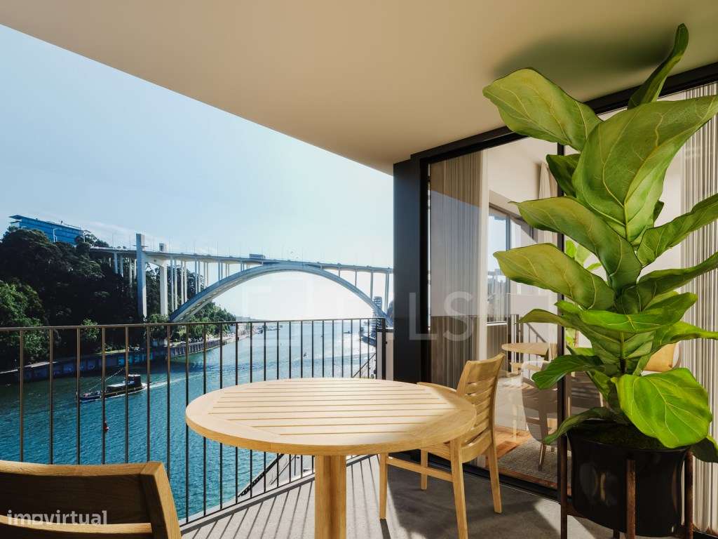 Apartamento T3 com varanda e garagem junto ao Rio Douro - Grande imagem: 1/64