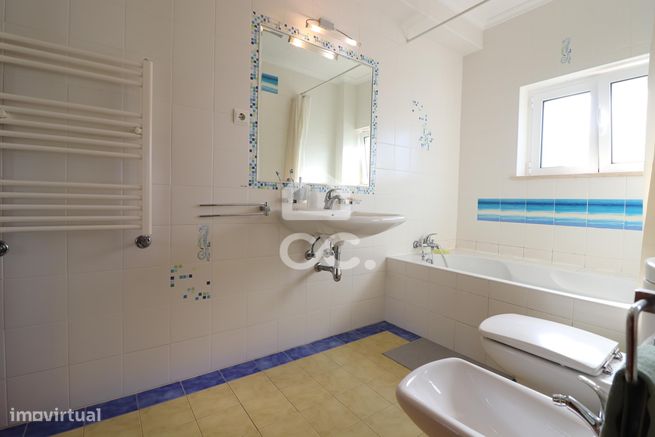Moradia T5 nos Carvalhais com jardim, piscina e campo de jogos.-12