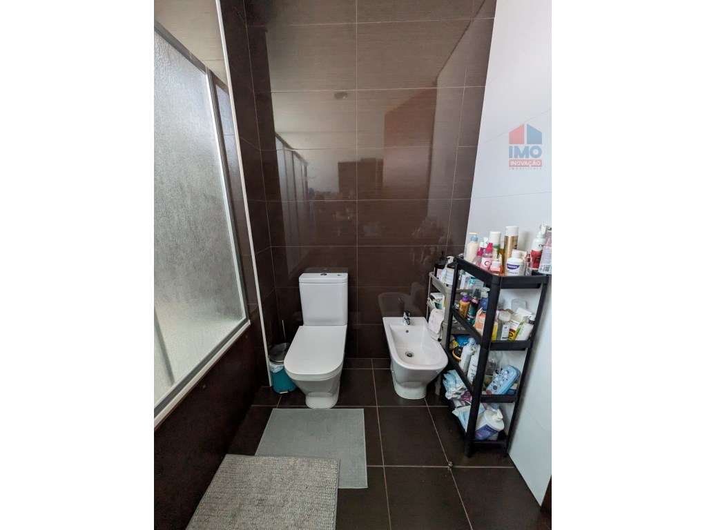APARTAMENTO T2 COM 2 LUGARES DE GARAGEM-13
