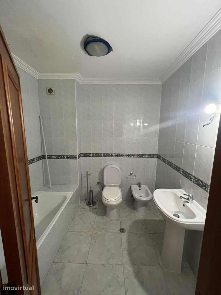 T2 com varanda, garagem e acessibilidade em Ílhavo-5