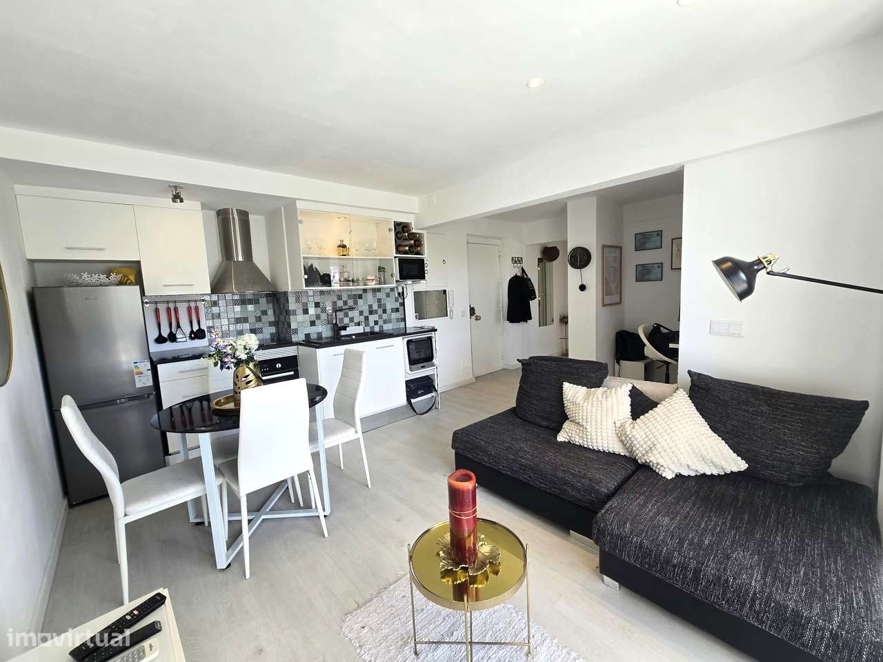 Excelente Apartamento T2 renovado com Open Space e Varanda - Almada-7
