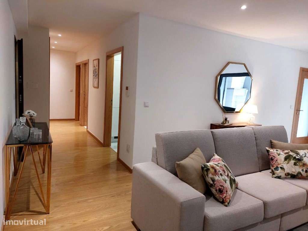 Apartamento T1 novo, varanda com churrasqueira; piscina e playgroun...-8