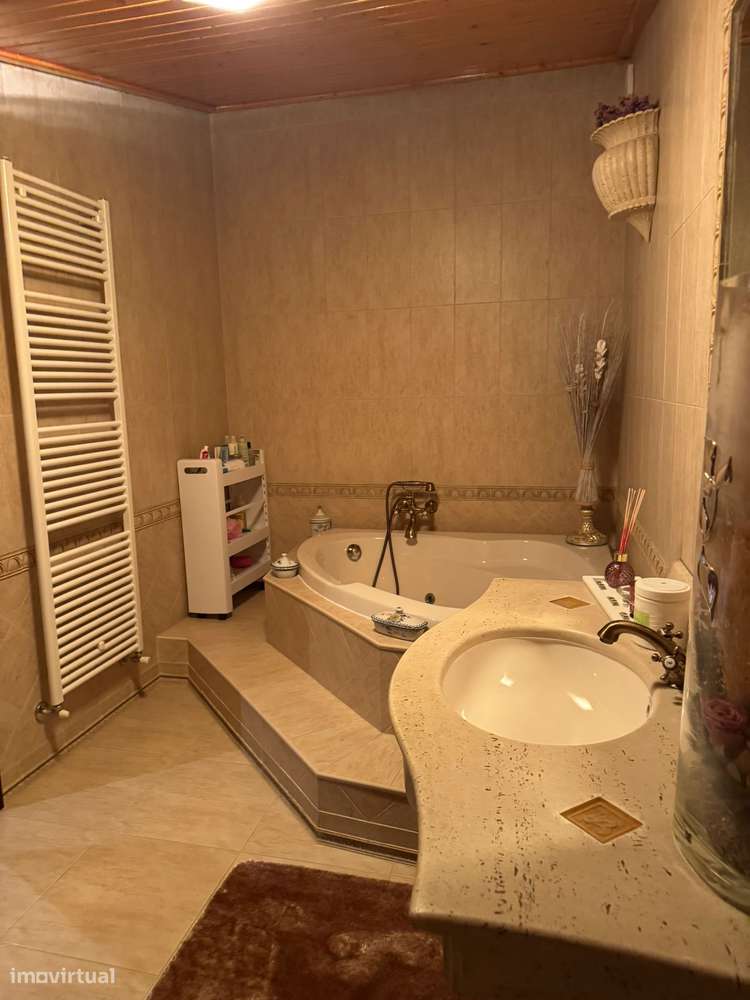 Moradia térrea T4 em pedra com 386m2 e terreno com 6.000m2, anexos.-31