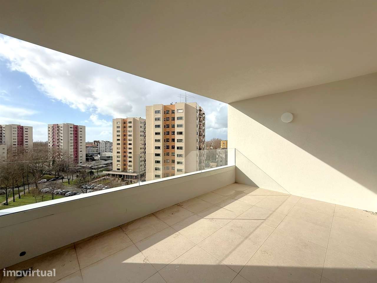 T2 NOVO no 8.º Andar c/ Varanda Sul/Poente, Garagem e Arrumo em Ramald - Grande imagem: 4/24