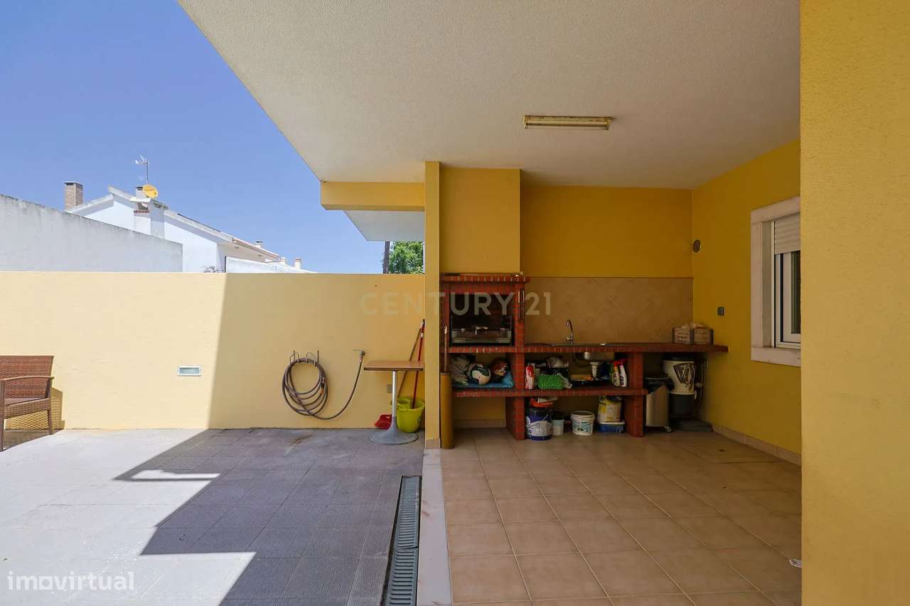 Moradia T3 com garagem e espaços exteriores nos Foros de Amora, Seixal-27