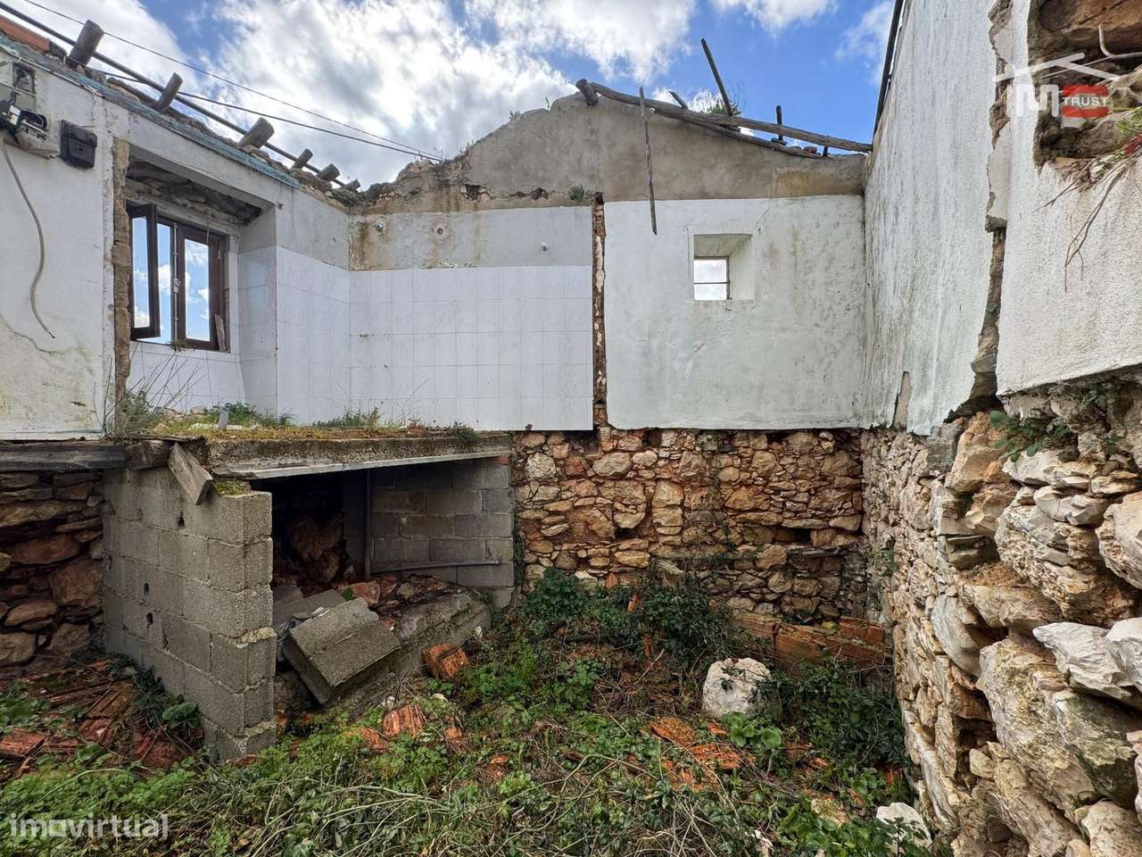 MORADIA T3 PARA RECONSTRUÇÃO E TERRENO URBANO COM 770,50 m² PROXIMO... - Grande imagem: 5/39