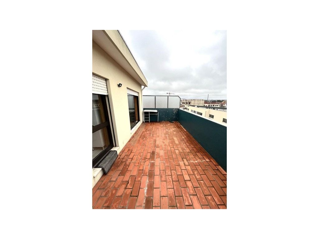 Apartamento T2 com Varanda, Terraço e Garagem (Box) - Rio...