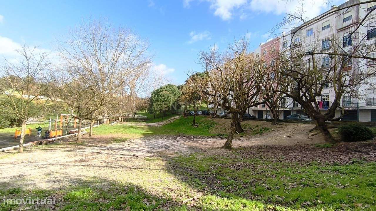 Apartamento T2 com Luz Natural e Localização Tranquila-13