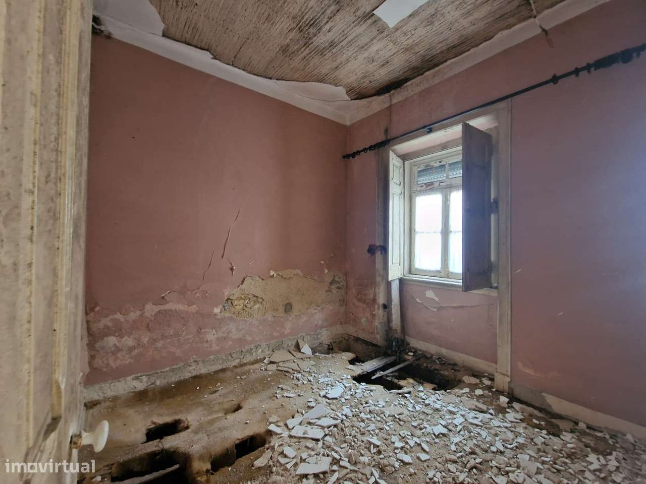 Moradia de dois pisos para remodelar - centro da Amadora-17