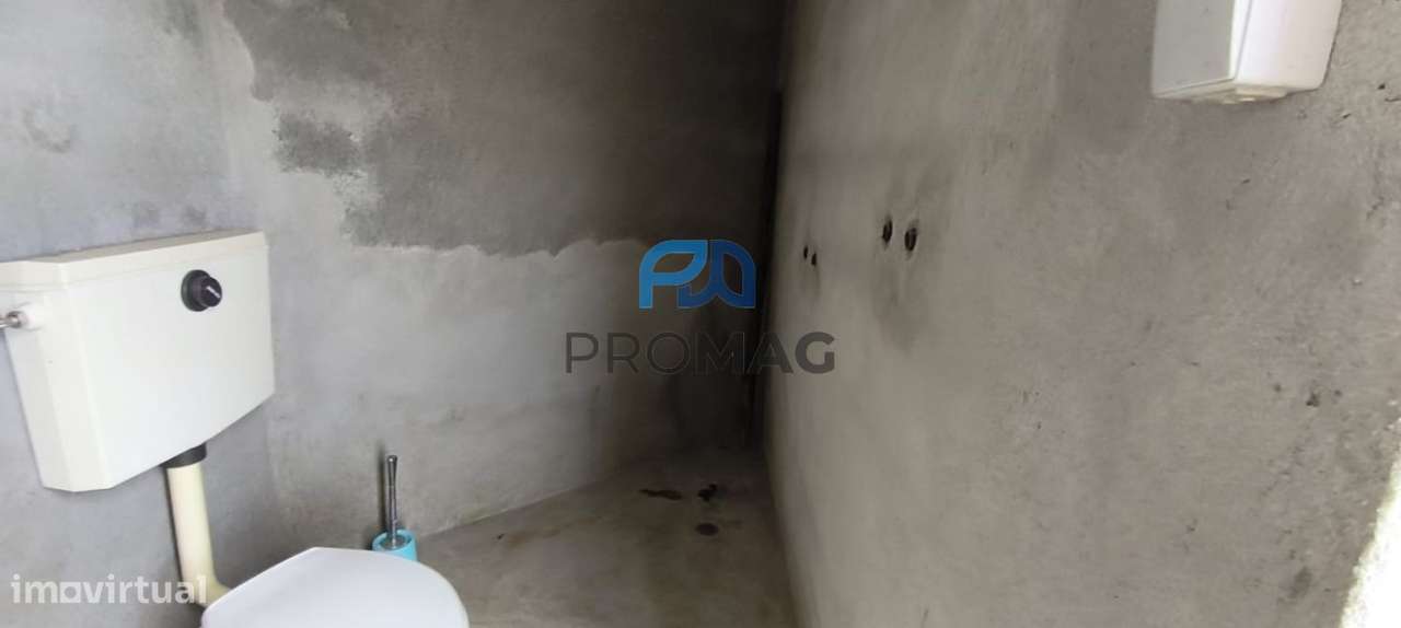 Terreno Urbanizável de 7959 m² com Armazém-51