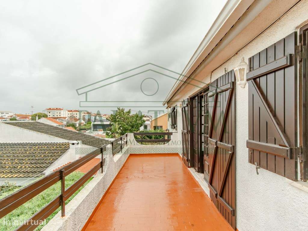 Moradia T5 centro da Charneca da Caparica-23