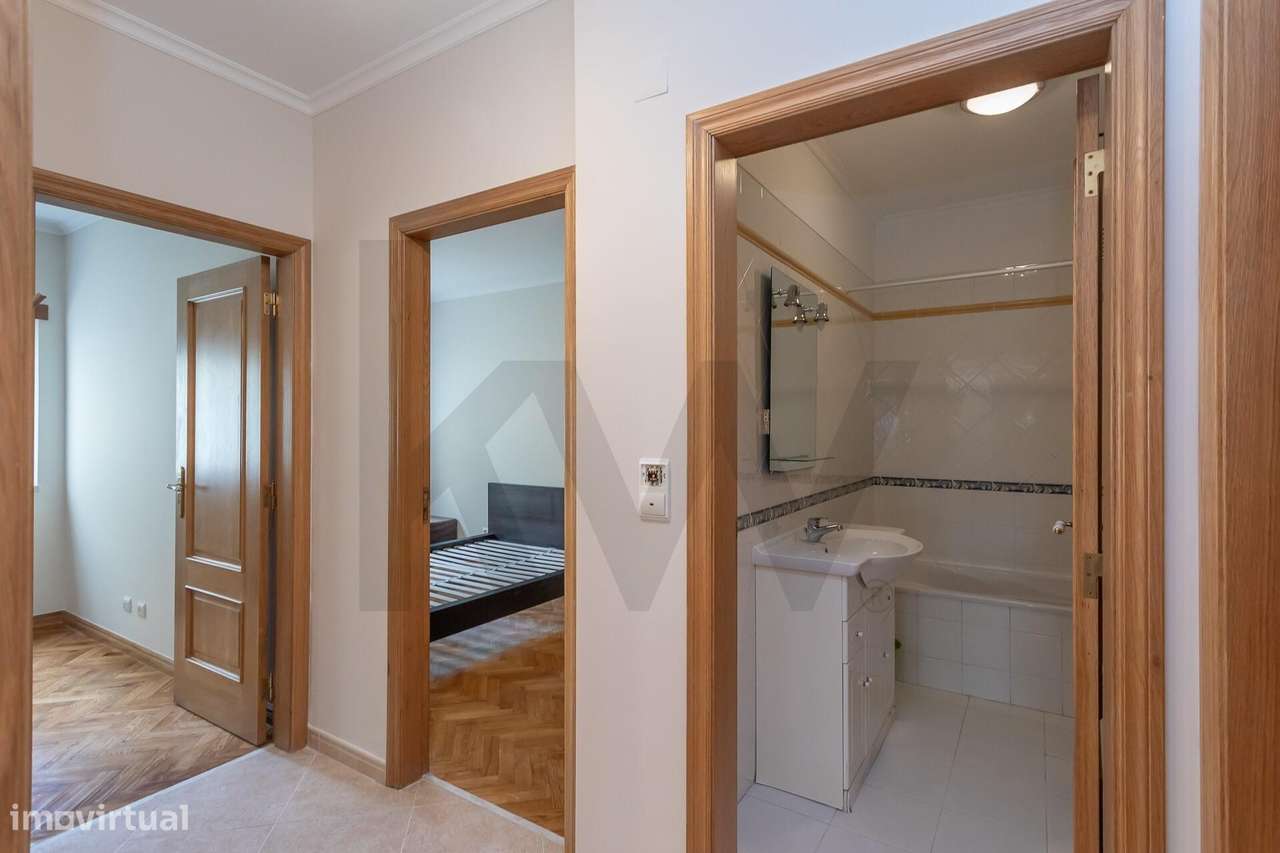 Apartamento T2 Espaçoso com Garagem e Arrecadação – Quinta das Amoreir-12
