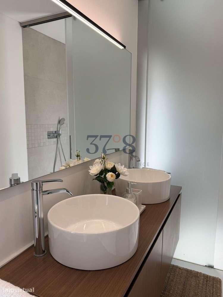 Uma vivenda de 4 quartos com piscina, num terreno de 2 hectares a 10 m-20