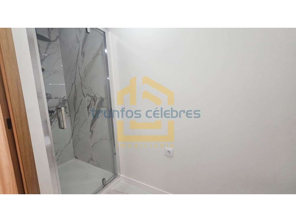Apartamento T2 Rés do Chão Elevado totalmente renovado com terraço ...-17