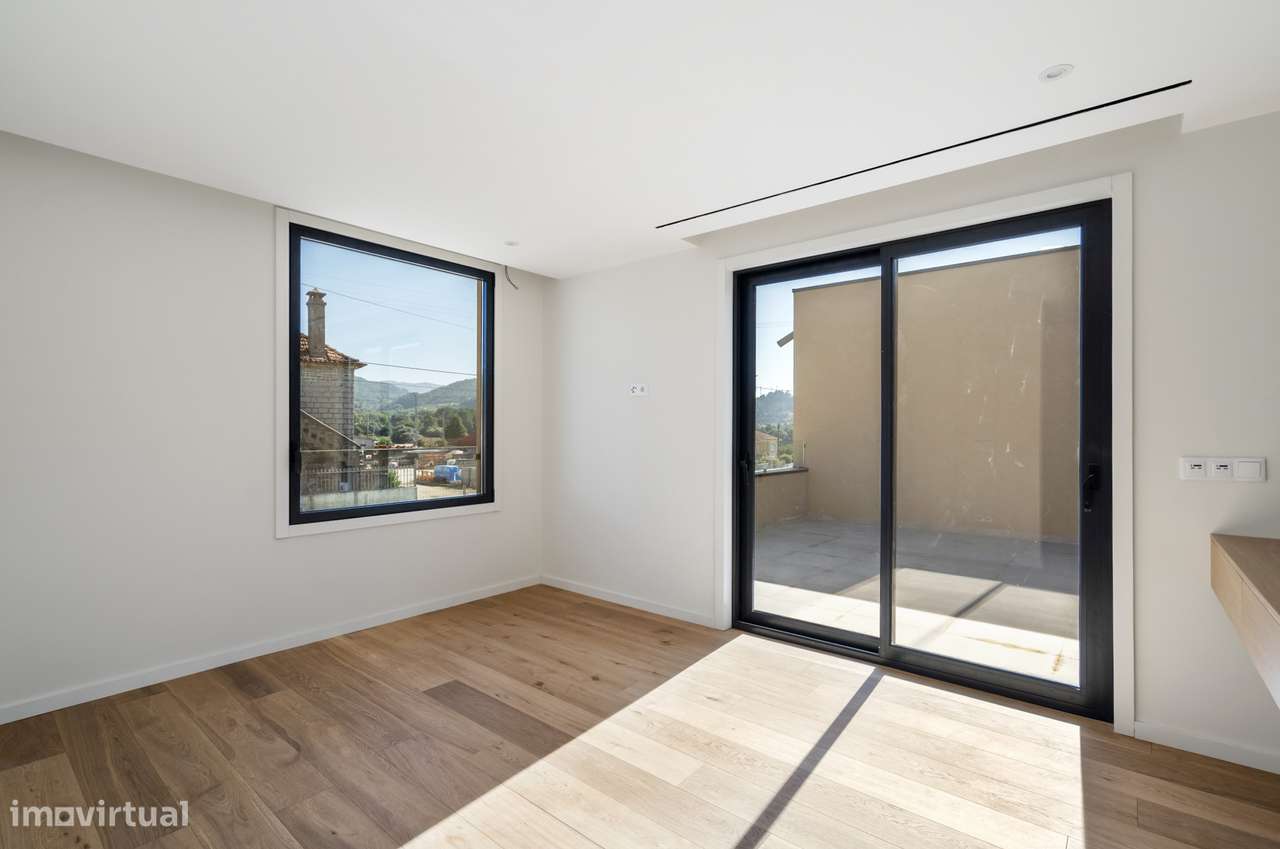 Moradia T3 de Luxo com 3 Suítes, Escritório e Piscina-24