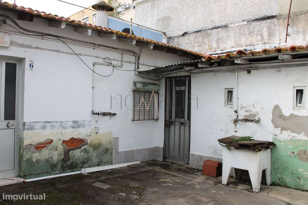 Oportunidade Única de Investimento  Prédio com Lojas, Habitação e A...-5