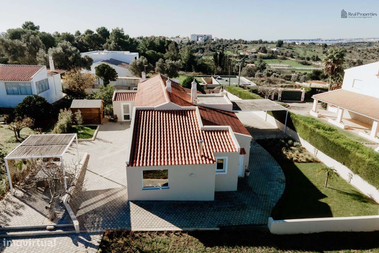 Elegante Moradia T3 Renovada com Vistas Panorâmicas em Alvor-47