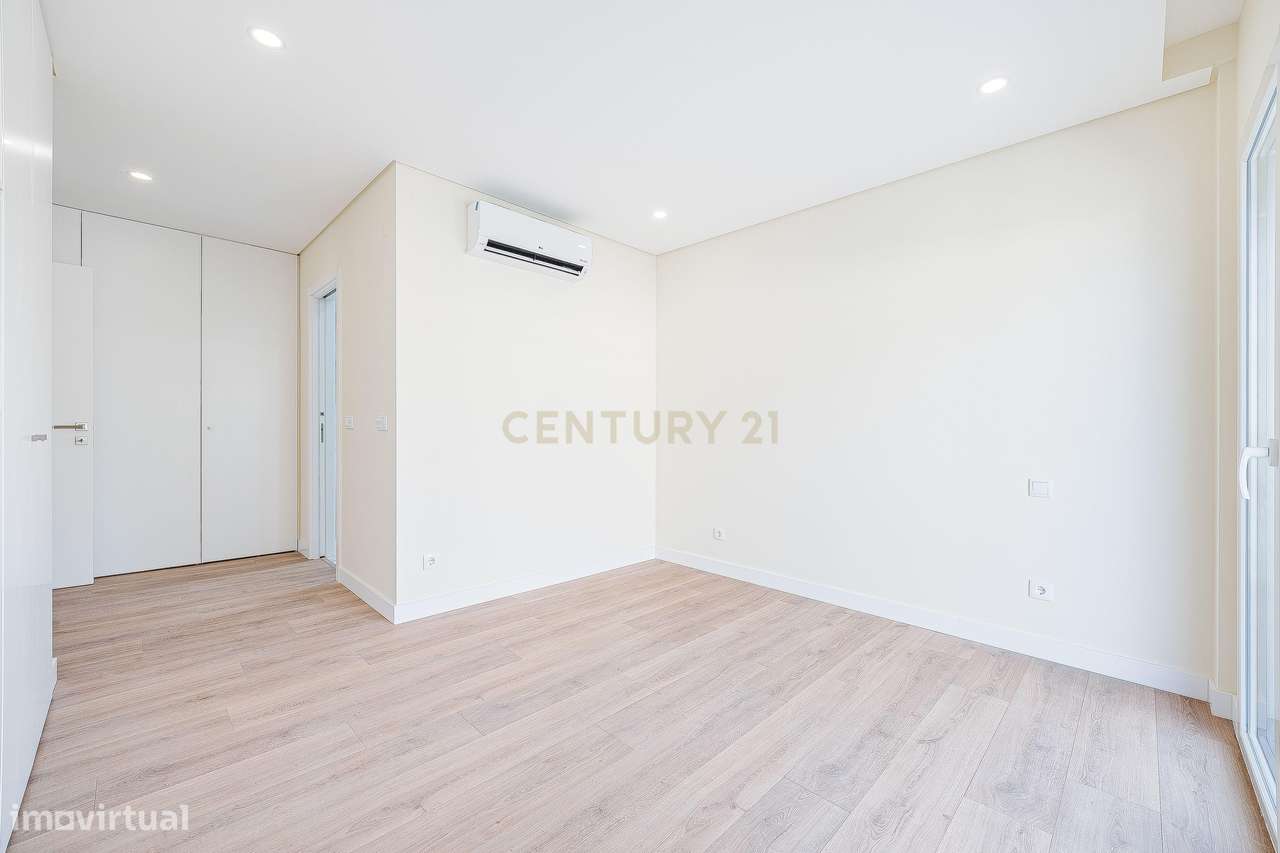 Moradia T4+1 Contemporânea com Piscina-43