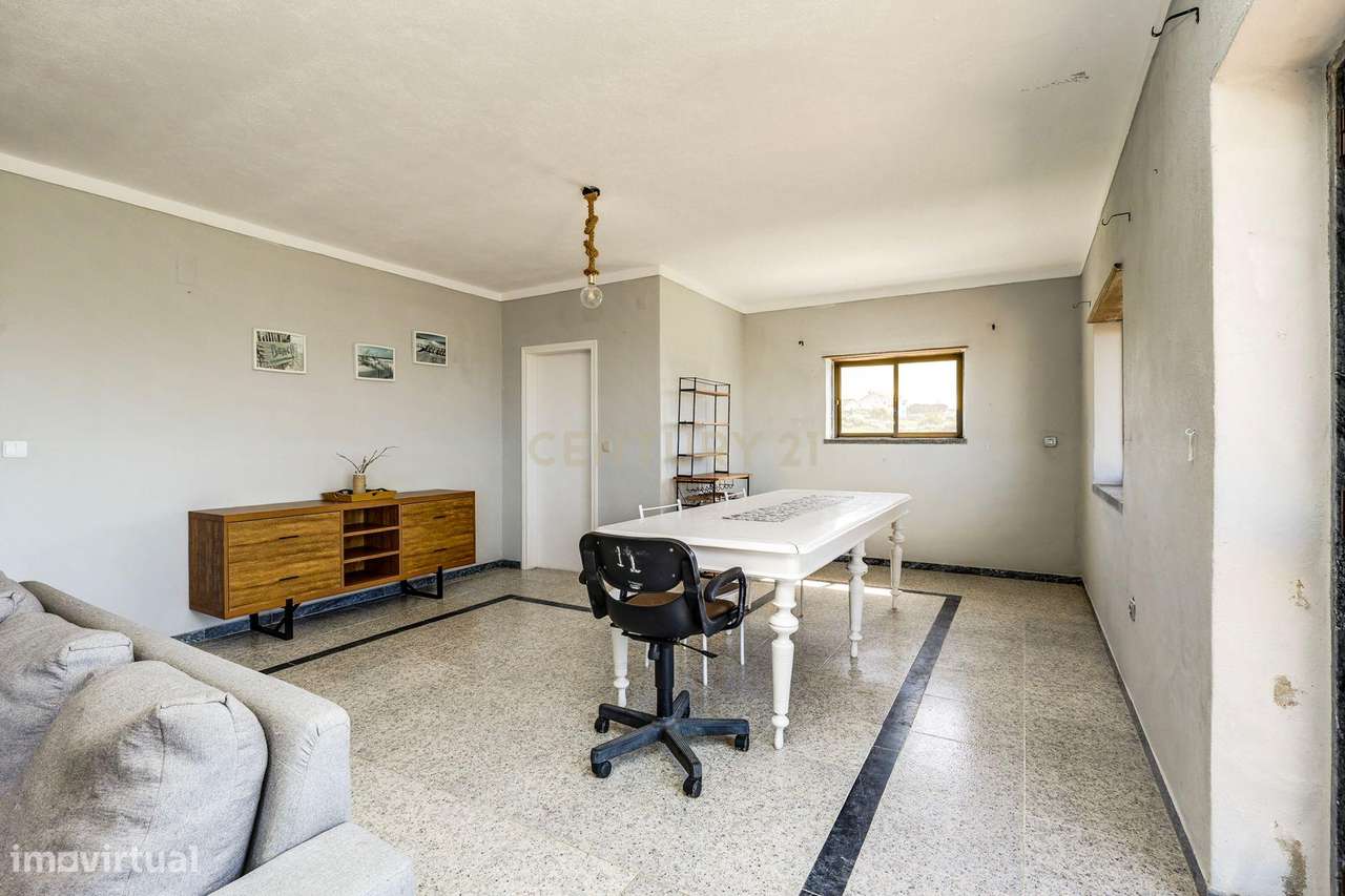 Moradia com Terreno Amplo e Vista Mar na Carvoeira-33