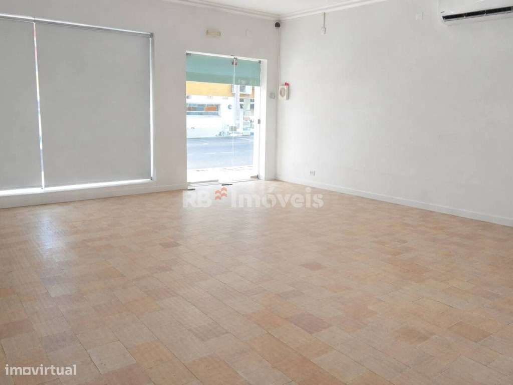 Loja para comércio e serviços no centro de Torres Novas-1