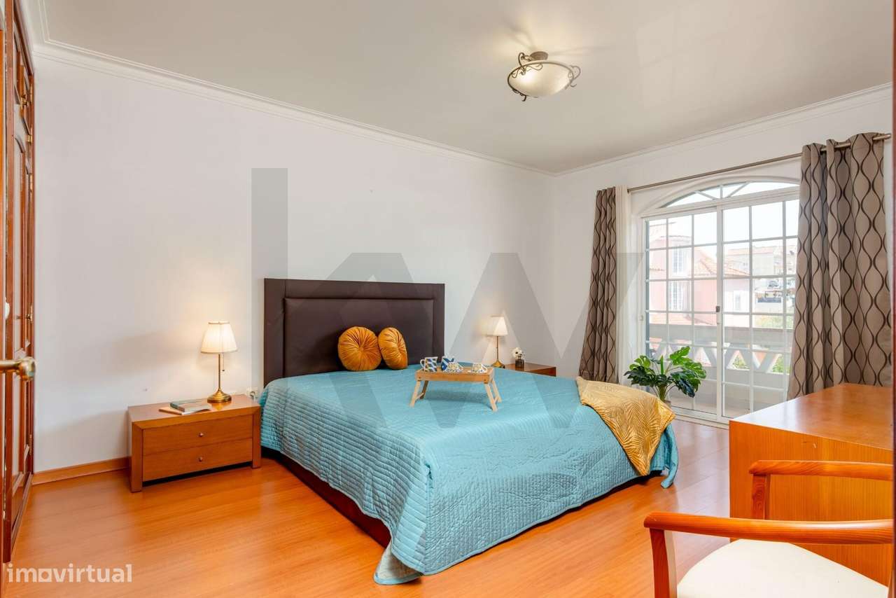 Moradia em Banda T4+1 com Jardim, Garagem e Sótão-30